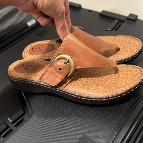 B.O.C Sandals Brown Size 8 M/W Leather T-strap - Picture 3 of 7